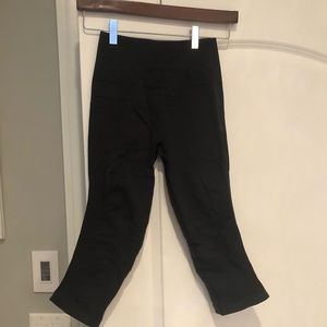 Lululemon dark grey crop size 4 EUC